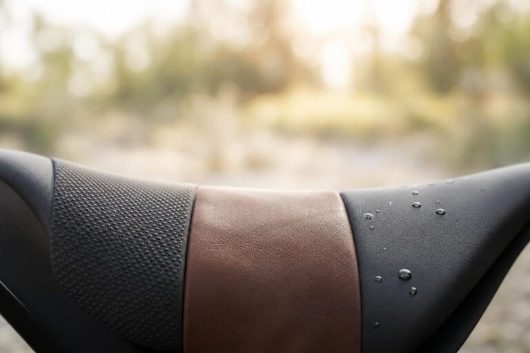 Grip, confort et résistance pour choisir le revêtement parfait de votre selle